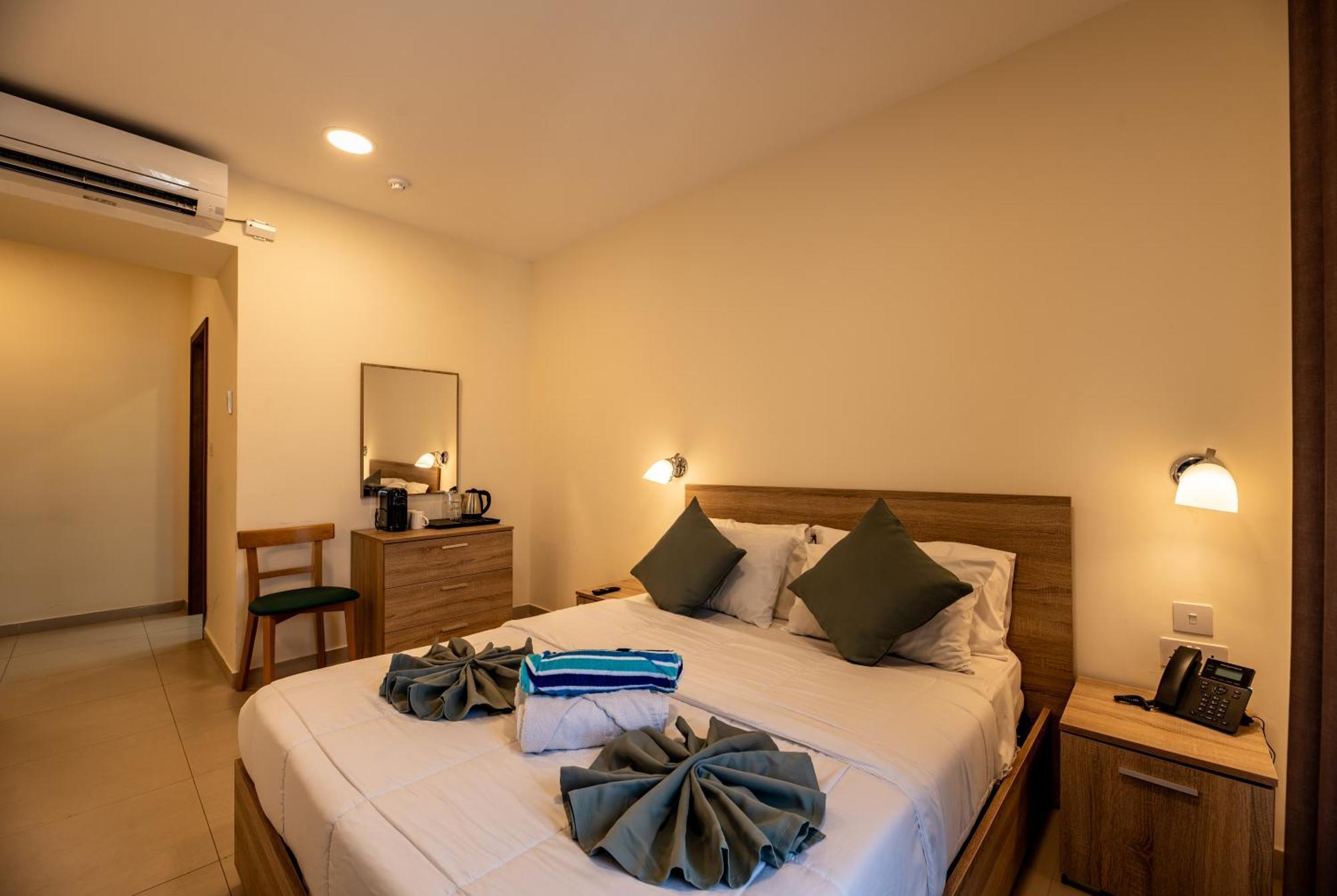 Euroclub Hotel St. Paul's Bay Bagian luar foto